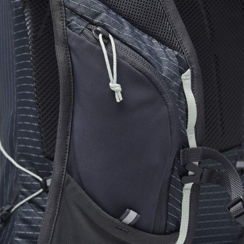 Black Diamond Pursuit 15 Backpack - Women's 4 Black Diamond Pursuit 15 Backpack - Women's - Image 4
